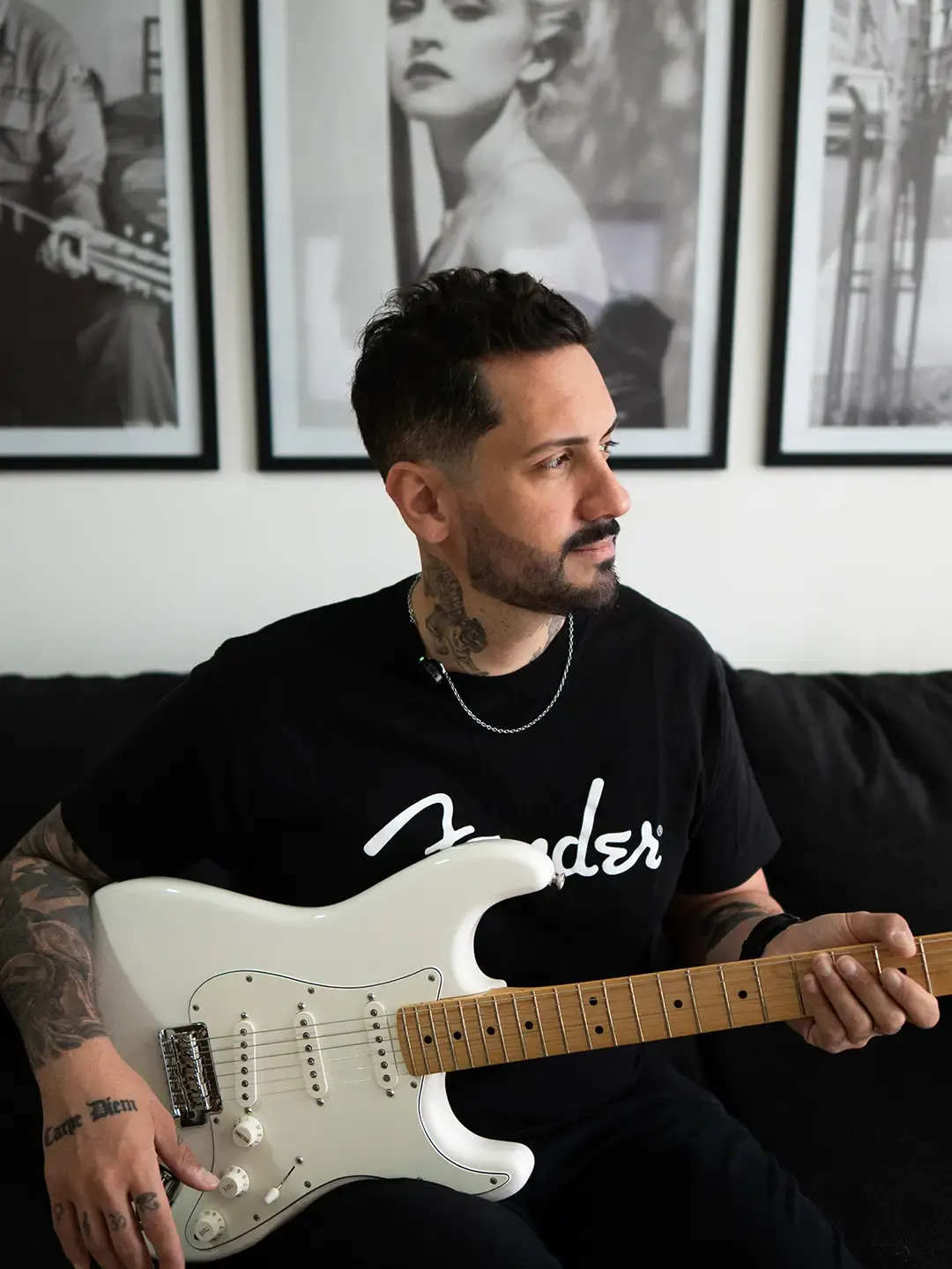 Guille tocando una guitarra eléctrica Stratocaster blanca