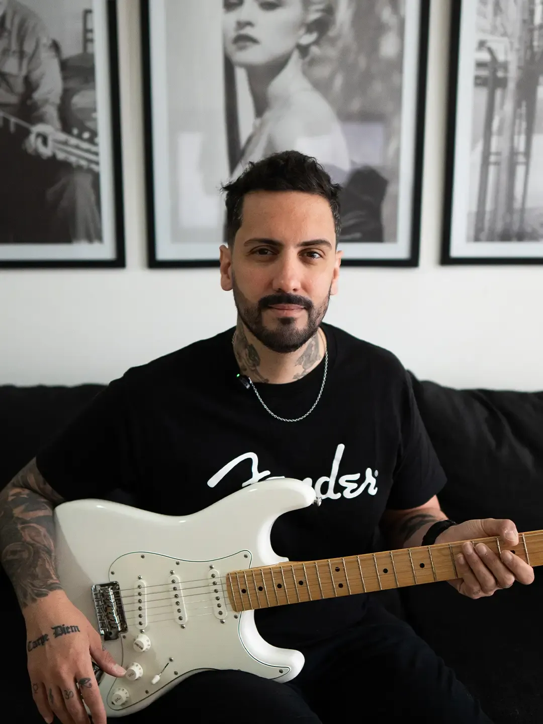 Guille sentado con una guitarra Stratocaster blanca
